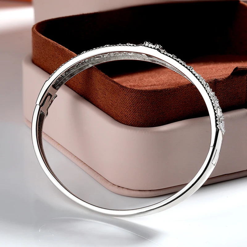 Radiant Bloom – Elegant hollow flower bangle