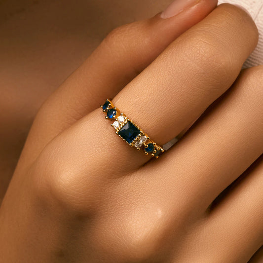 Azure Elegance –Eleganter Vintage-Ring mit blauem Zirkonia