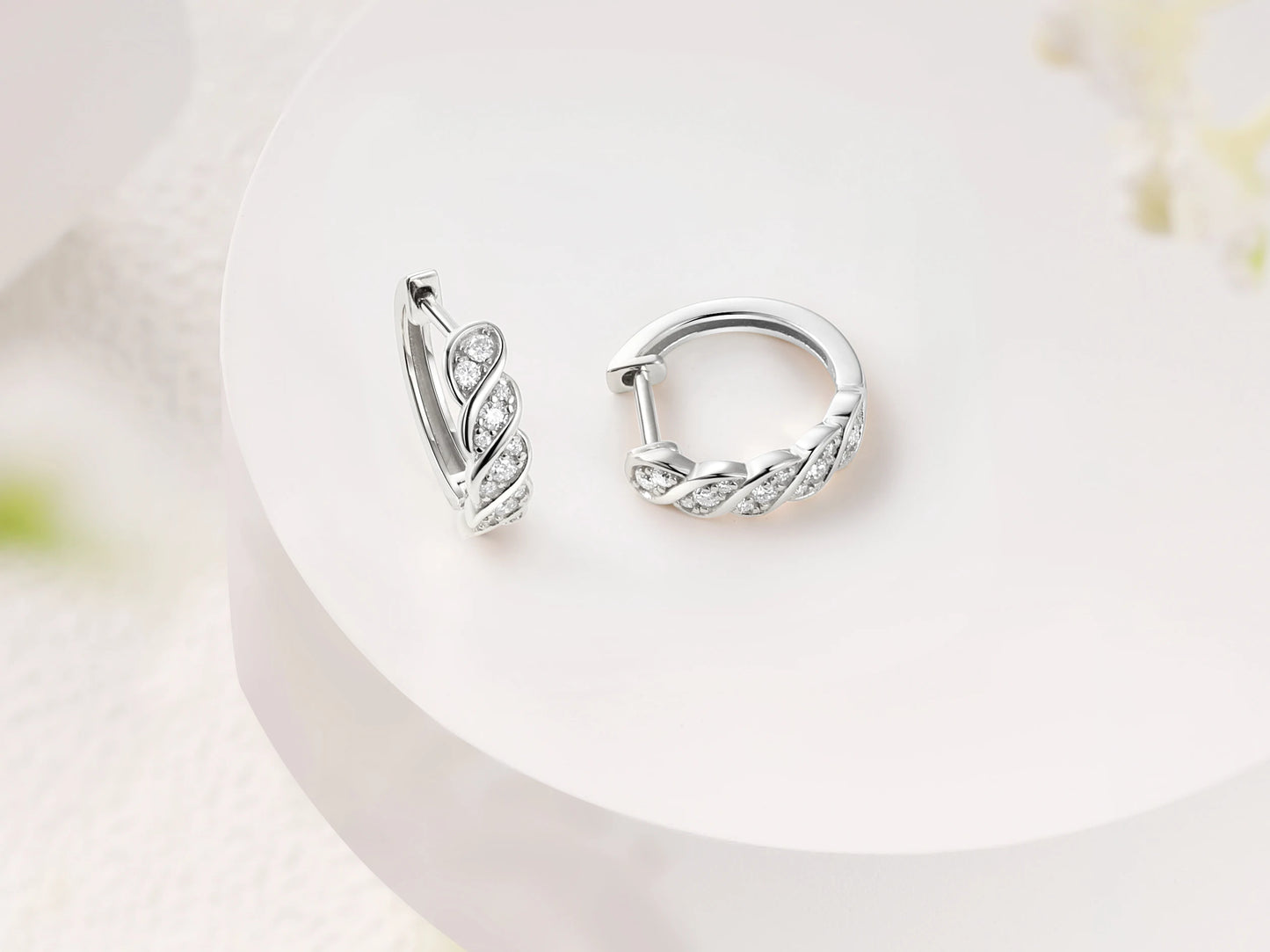 Urban Twist Spark – Moissanite hoop earrings