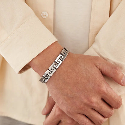 Urban Edge – Personalisiertes Edelstahl Herrenarmband im Punk-Design