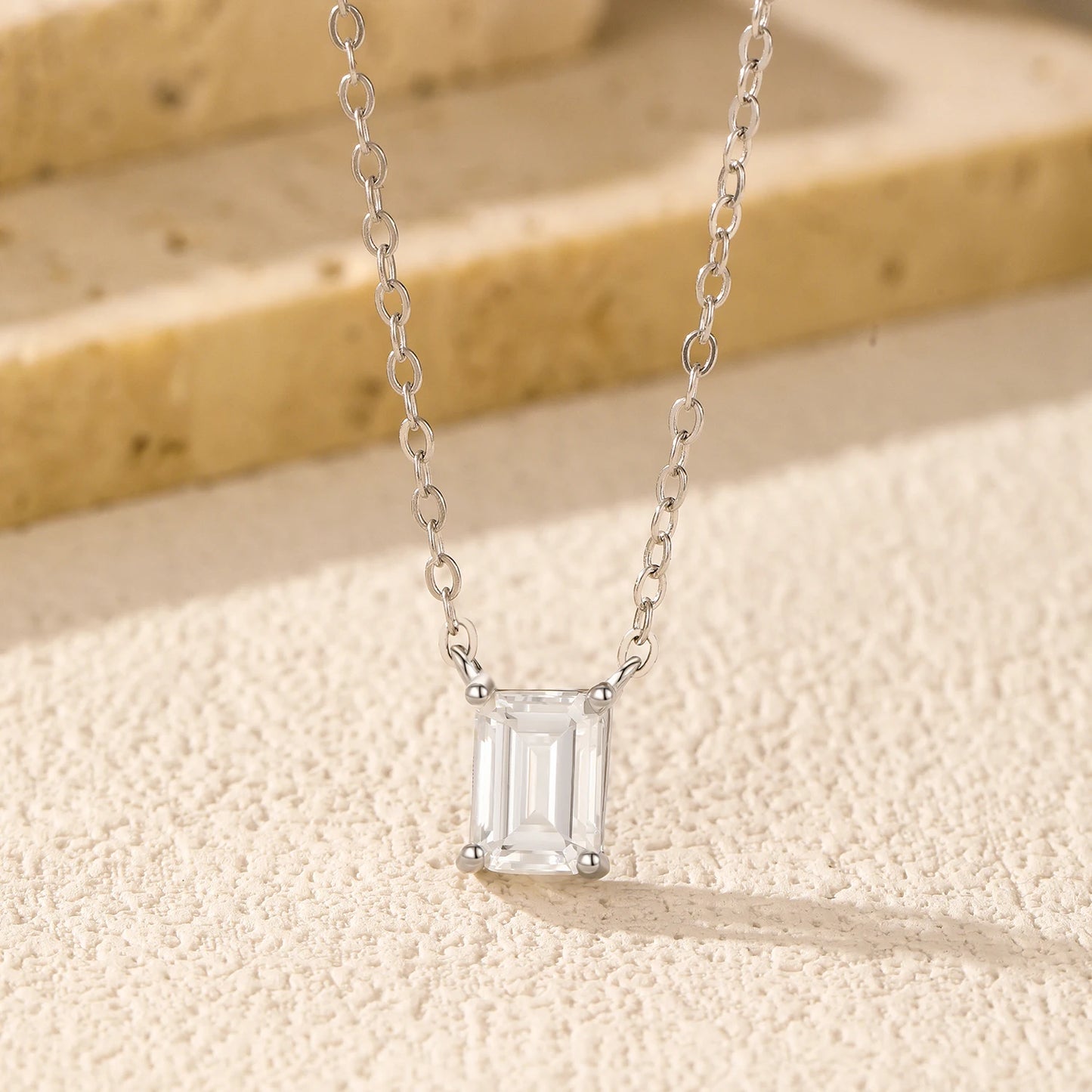 Radiant Geo – Collana con pendente in moissanite