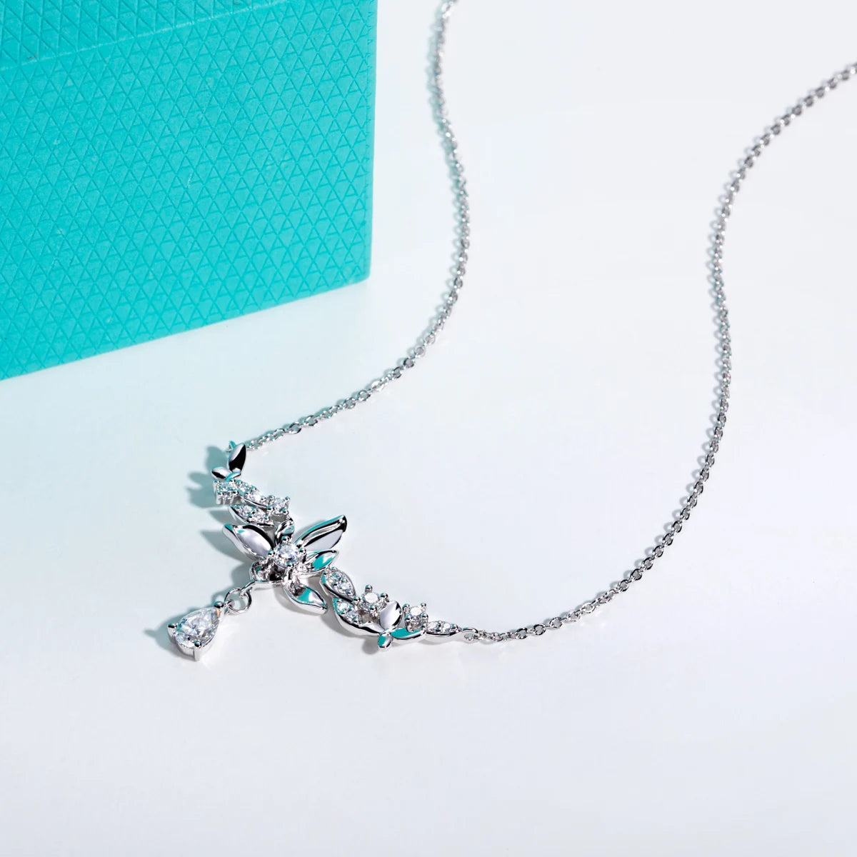 Orchid Bloom –Moissanit-Blumen-Anhänger an Halskette