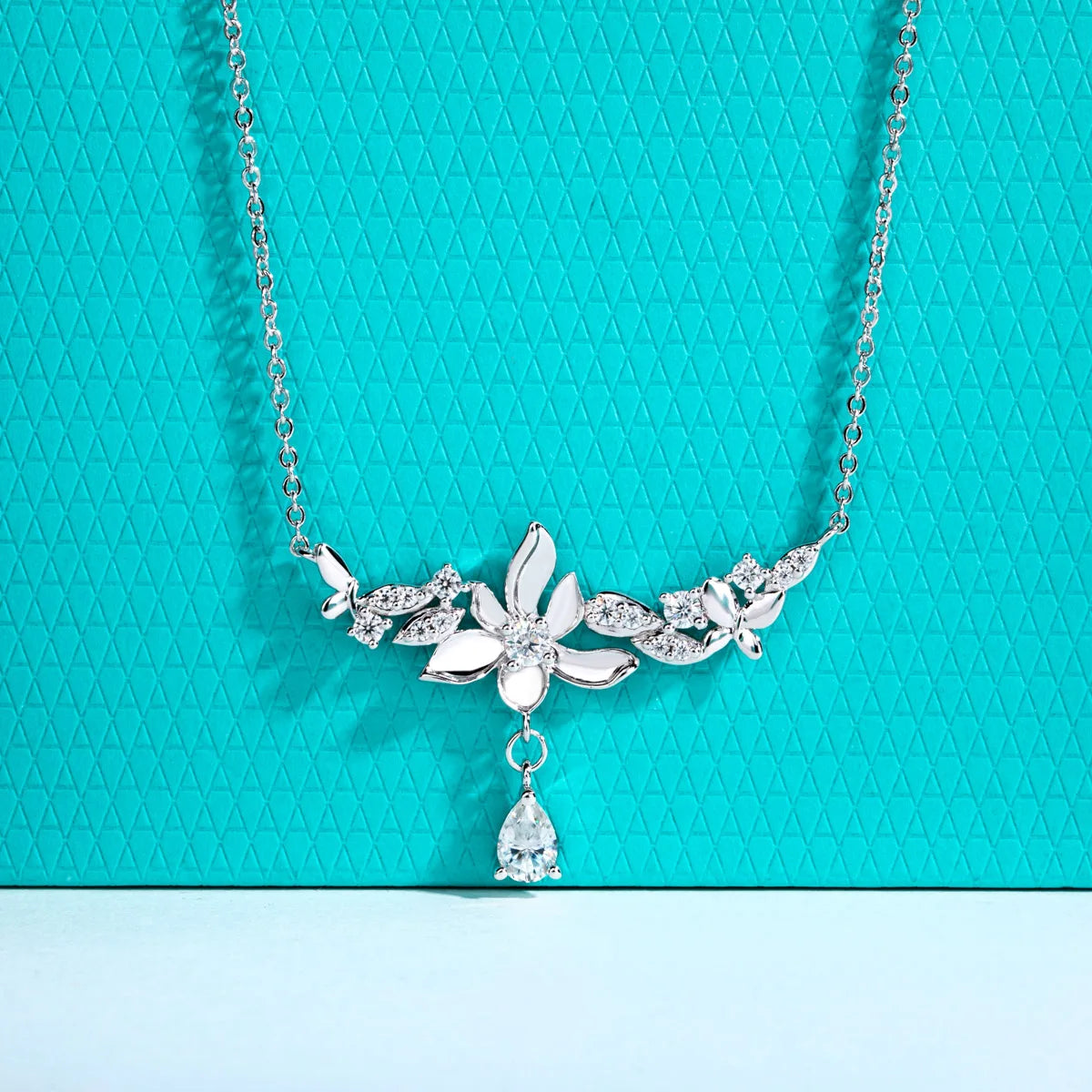 Orchid Bloom –Moissanit-Blumen-Anhänger an Halskette