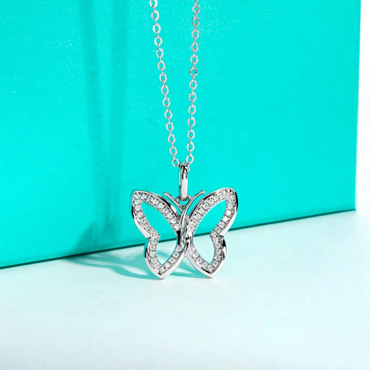 Butterfly Glow – Hohler Moissanite Schmetterling Anhänger Halskette aus 925 Sterling Silber - Alyrah Jewellery