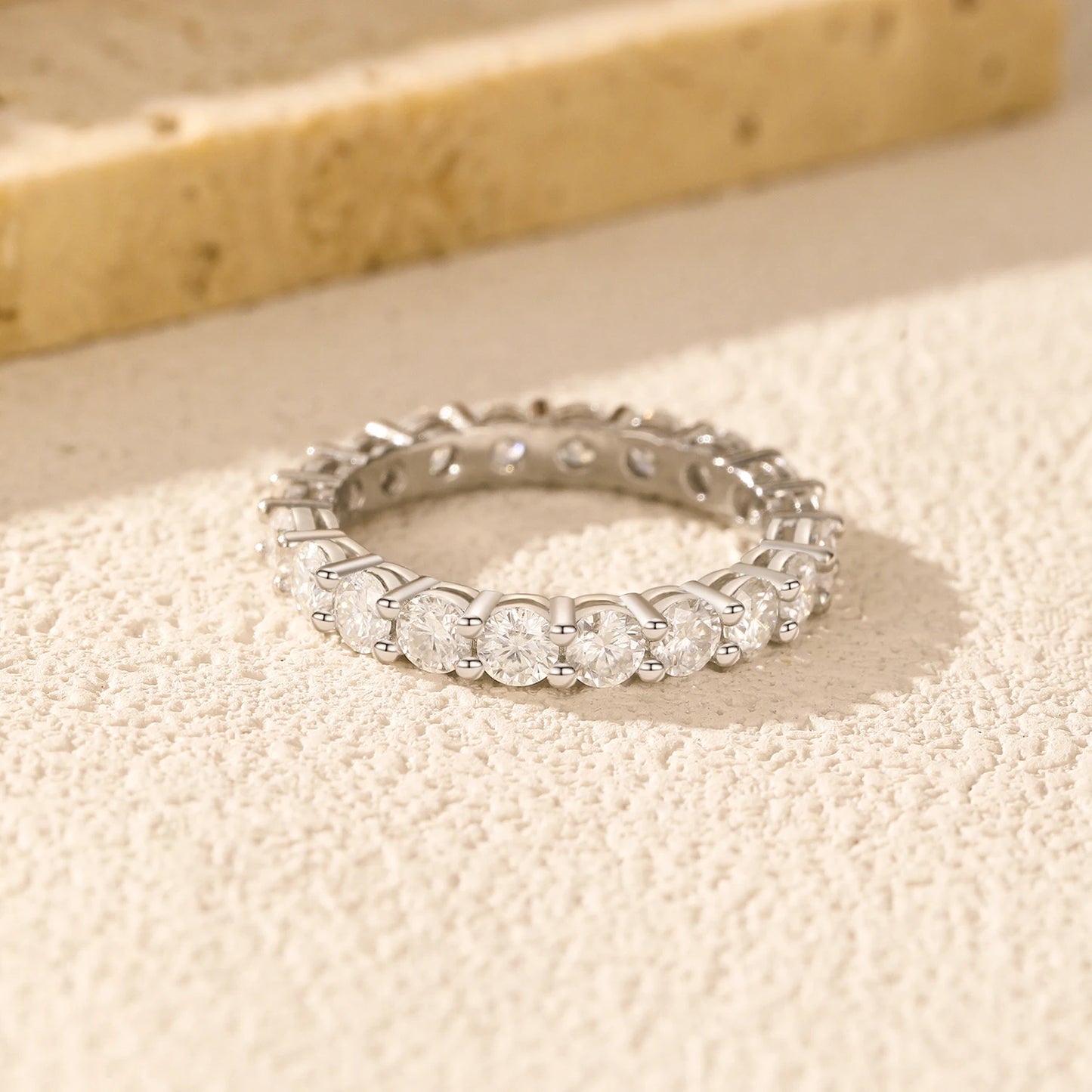 Dazzling Round – Moissanit Stackable Ring