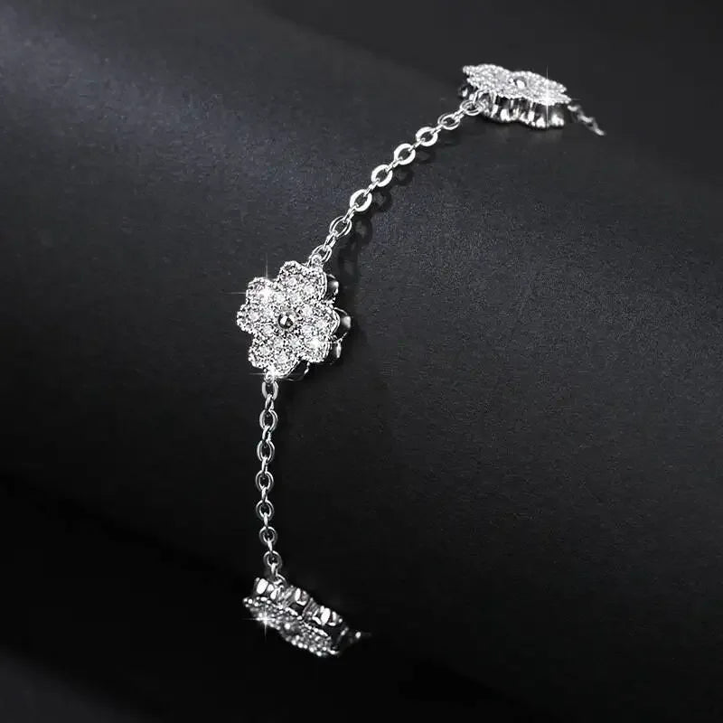 Glanzender Glücksklee – Sterlingsilber Moissanite Armband für Damen, Vierblättriger Klee, Feiner Schmuck - Alyrah Jewellery