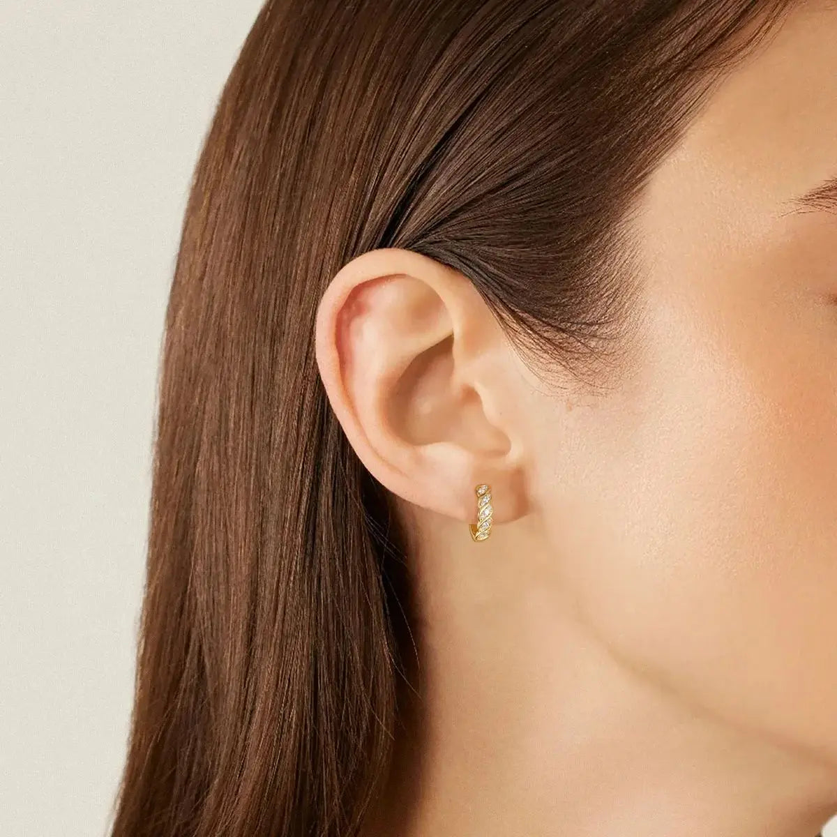 Urban Twist Spark – Moissanite hoop earrings