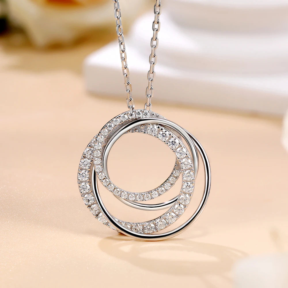 Eternal Circle - Collana con ciondolo in moissanite per donna, argento sterling placcato oro 18 carati, design a quattro anelli