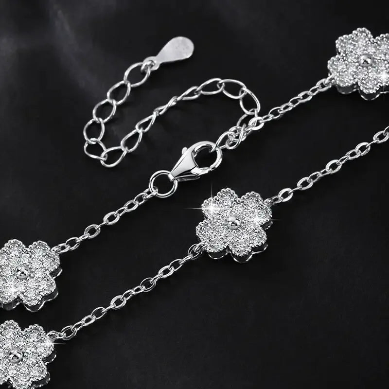 Glanzender Glücksklee – Sterlingsilber Moissanite Armband für Damen, Vierblättriger Klee, Feiner Schmuck - Alyrah Jewellery