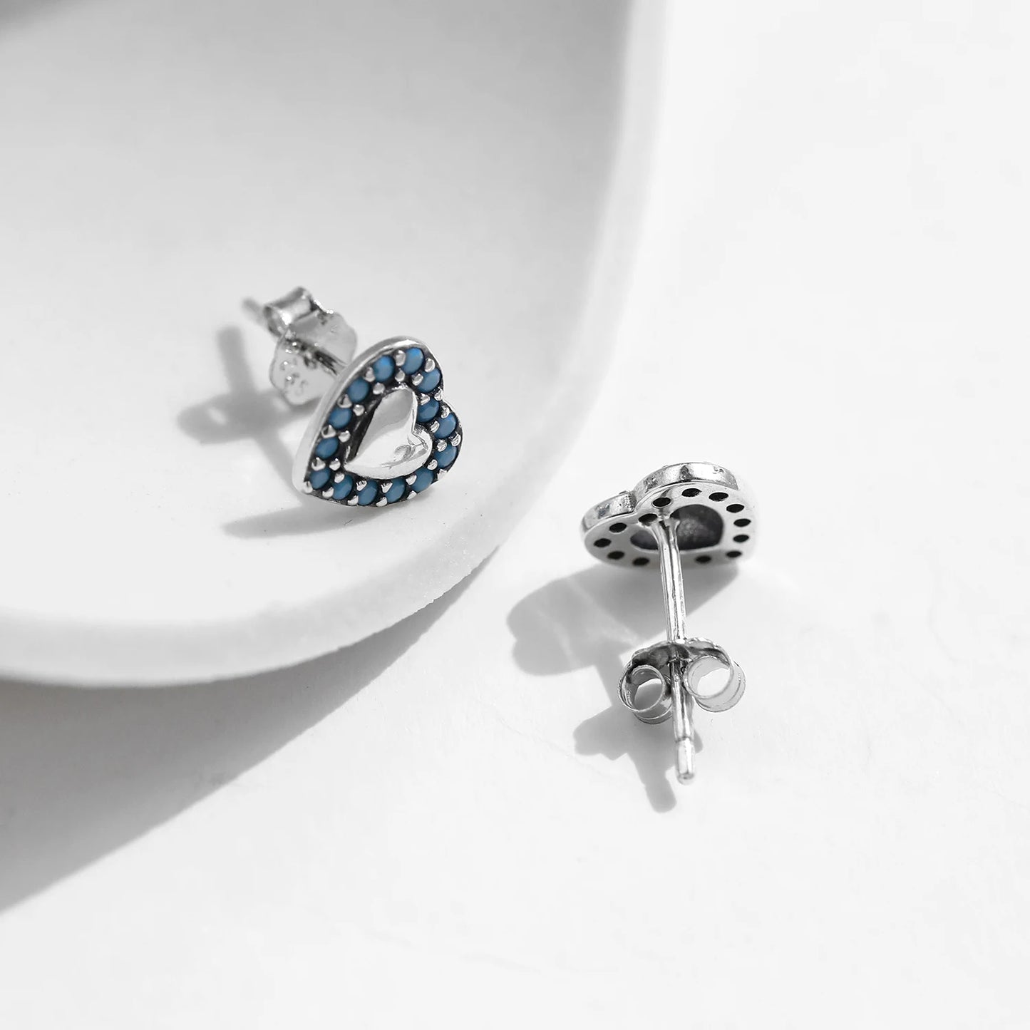 Urban Heart Vintage – Classic Heart Stud Earrings