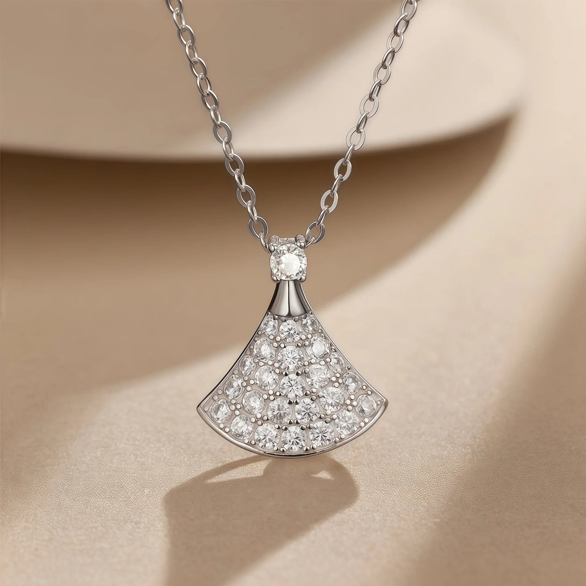 Lichtspiel – Fächerförmige Moissanite Halskette aus Sterling Silber, Elegante Damen-Kollierkette für Luxus und Stil - Alyrah Jewellery