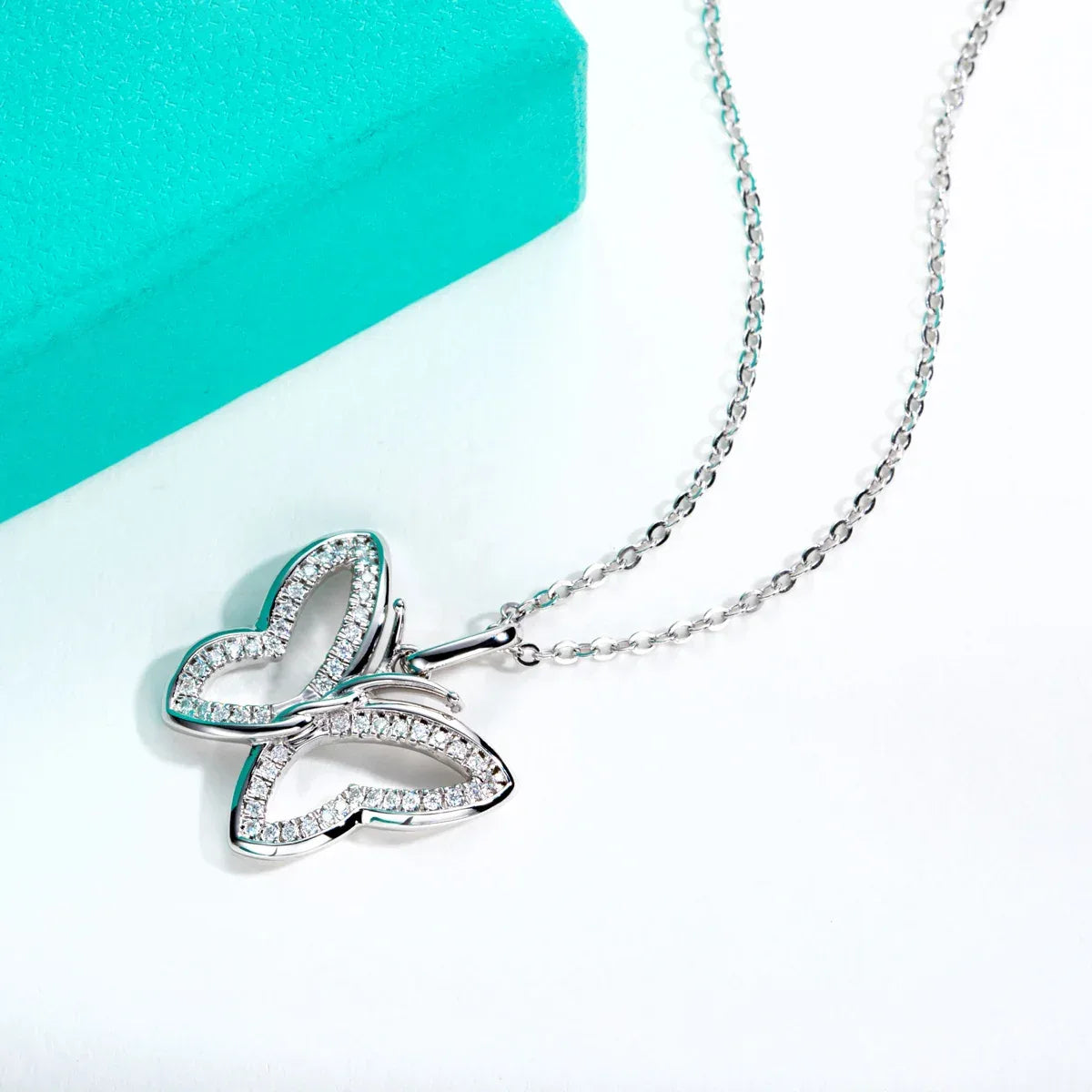 Butterfly Glow – Hohler Moissanite Schmetterling Anhänger Halskette aus 925 Sterling Silber - Alyrah Jewellery