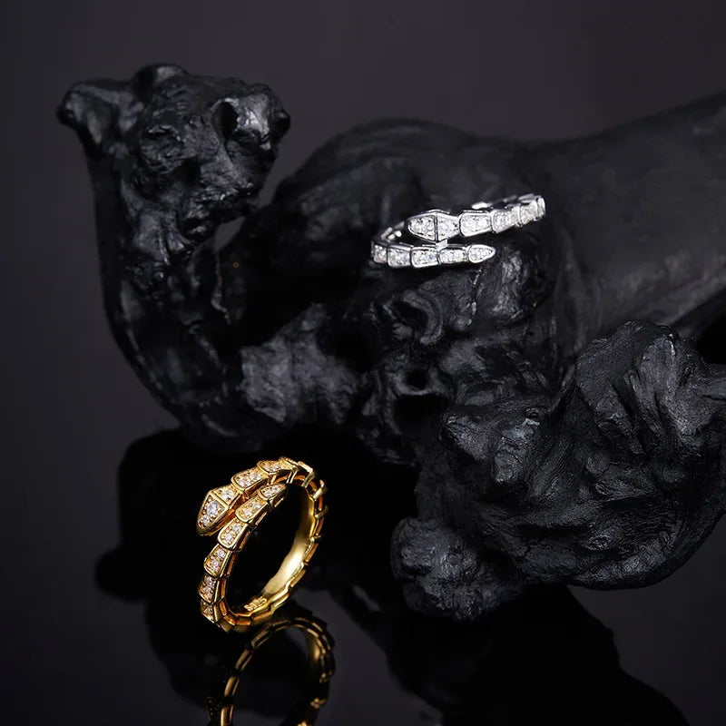Verführerische Royale – Moissanite Schlangenring aus Sterling Silber, Luxury Hip Hop Statement Ring - Alyrah Jewellery