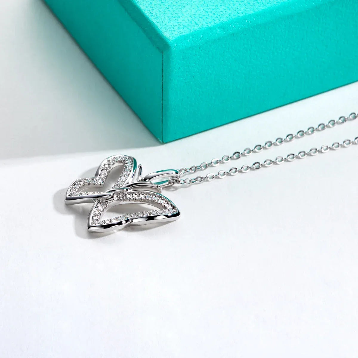 Butterfly Glow – Hohler Moissanite Schmetterling Anhänger Halskette aus 925 Sterling Silber - Alyrah Jewellery