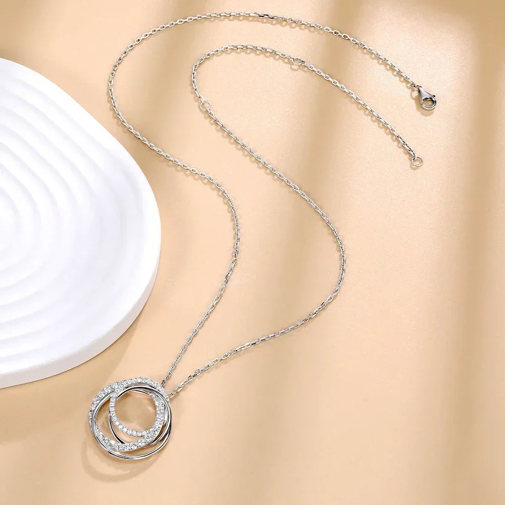 Ewiger Kreis – Moissanite Anhänger Halskette für Damen, 18K Goldbeschichtet Sterlingsilber, Vier Ringe Design - Alyrah Jewellery