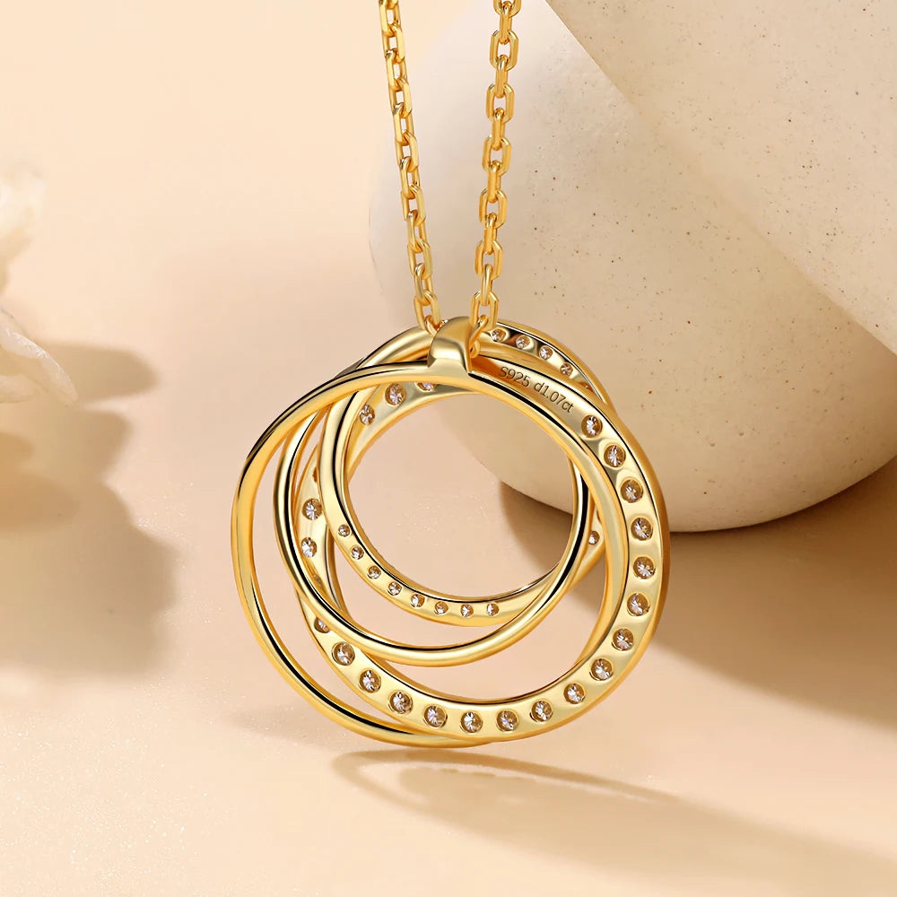 Eternal Circle - Collana con ciondolo in moissanite per donna, argento sterling placcato oro 18 carati, design a quattro anelli