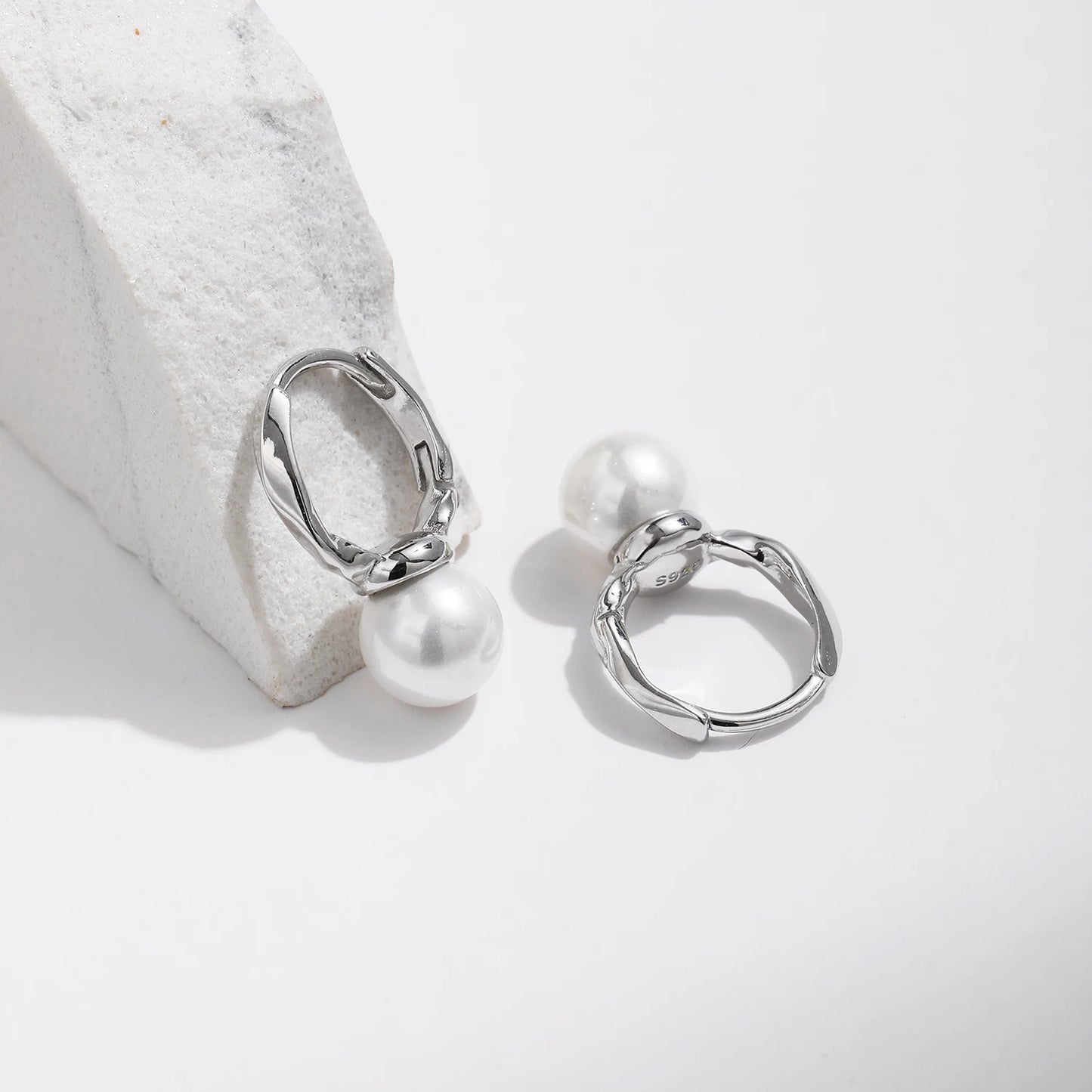 Ocean Whisper – Orecchini a cerchio con perle di conchiglia