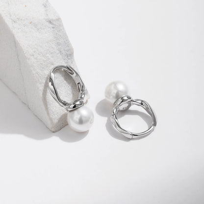 Ocean Whisper – Orecchini a cerchio con perle di conchiglia