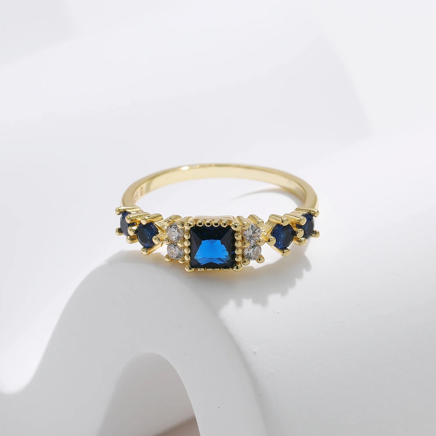 Azure Elegance –Eleganter Vintage-Ring mit blauem Zirkonia