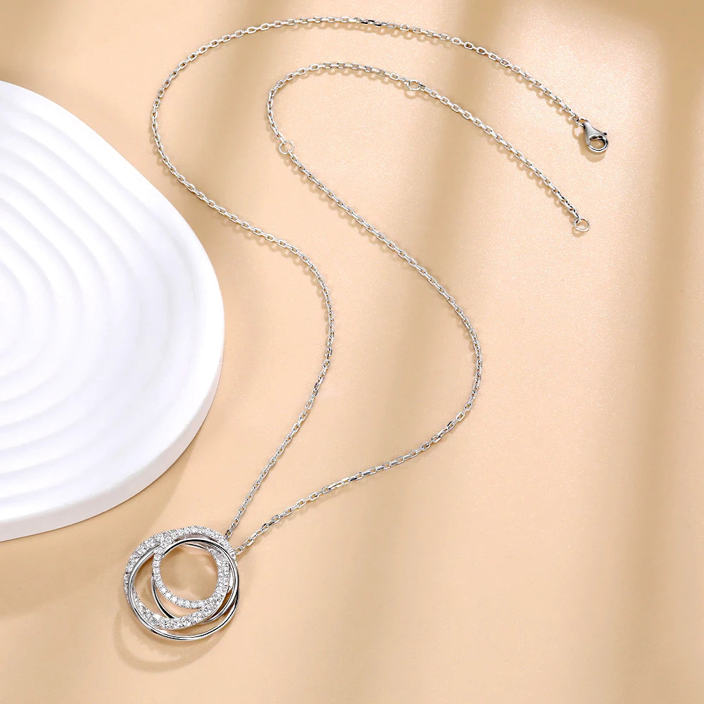Eternal Circle - Collana con ciondolo in moissanite per donna, argento sterling placcato oro 18 carati, design a quattro anelli