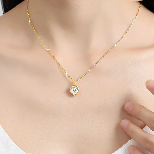 Ewige Liebe – Herzförmiger Moissanite Anhänger 14K Gold , Damen Halskette für Jubiläum, Hochzeit & Valentinstag - Alyrah Jewellery