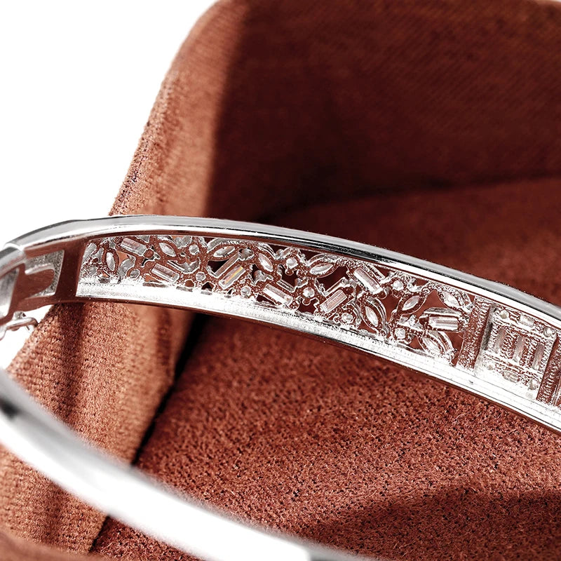 Radiant Bloom – Elegant hollow flower bangle