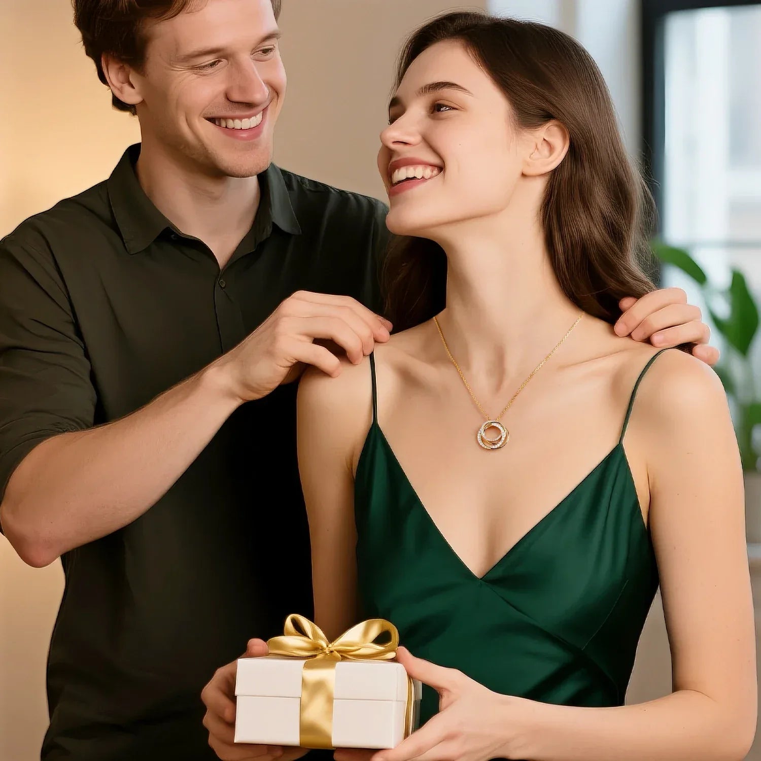 Ewiger Kreis – Moissanite Anhänger Halskette für Damen, 18K Goldbeschichtet Sterlingsilber, Vier Ringe Design - Alyrah Jewellery