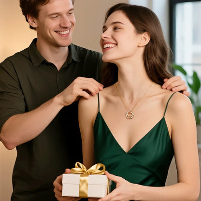 Ewiger Kreis – Moissanite Anhänger Halskette für Damen, 18K Goldbeschichtet Sterlingsilber, Vier Ringe Design - Alyrah Jewellery