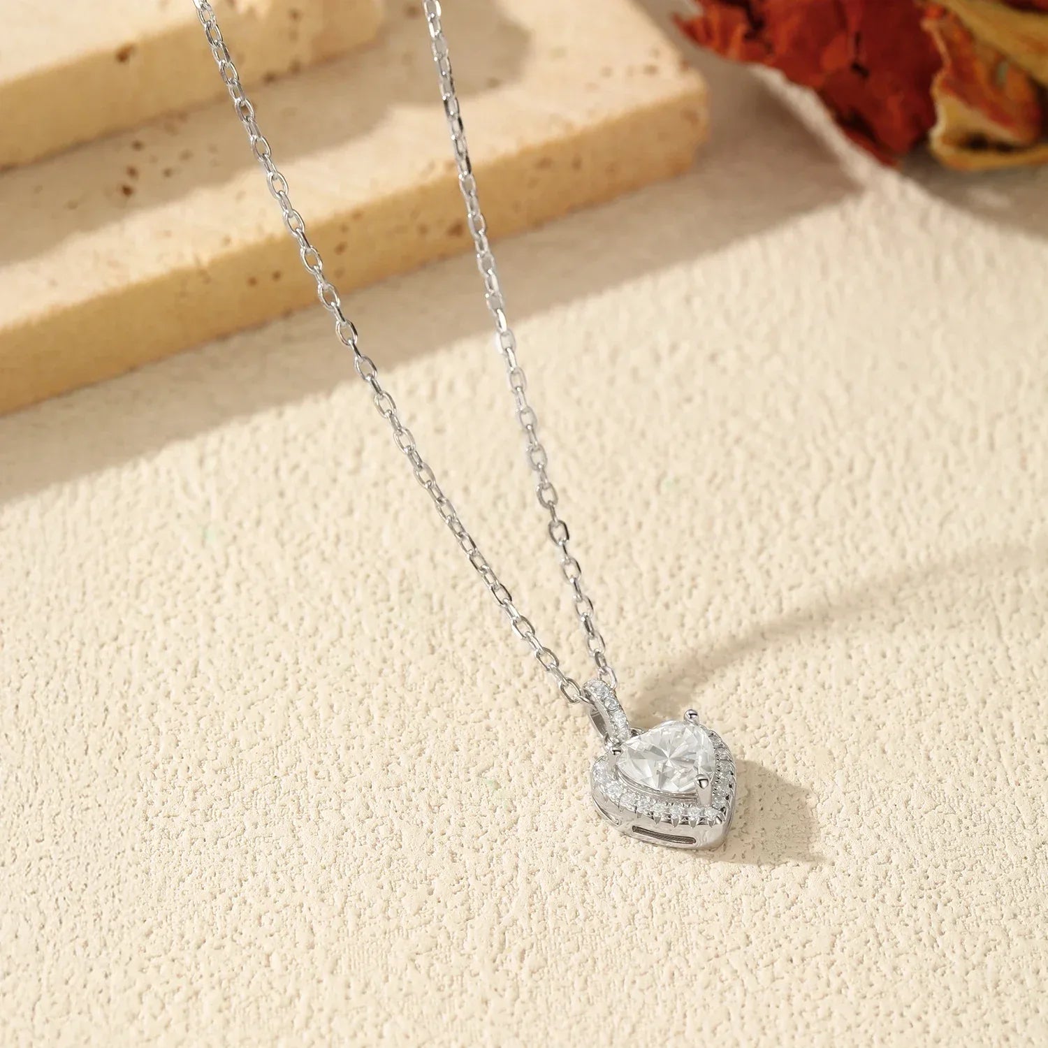 Urban Heart Halo – Moissanit Herz-Anhänger - Alyrah Jewellery