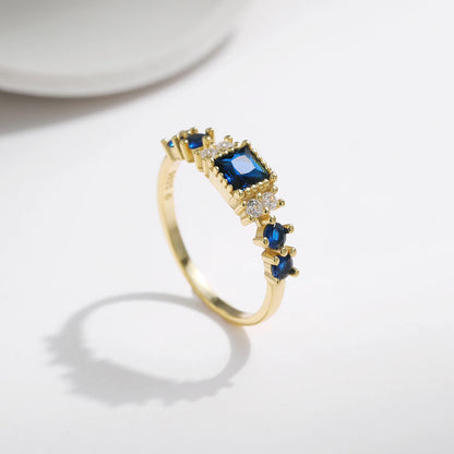 Azure Elegance –Eleganter Vintage-Ring mit blauem Zirkonia