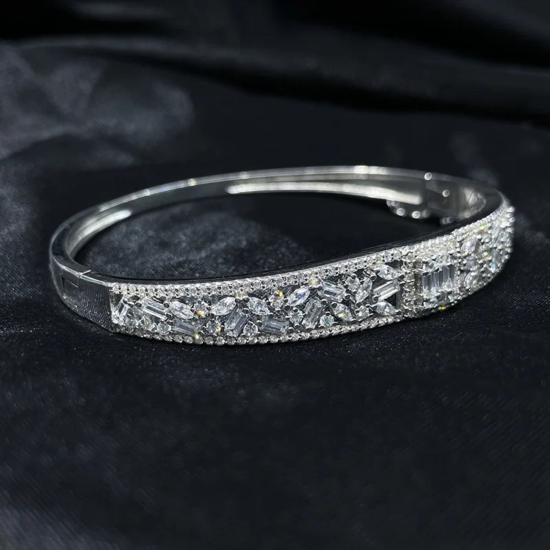 Radiant Bloom – Elegant hollow flower bangle