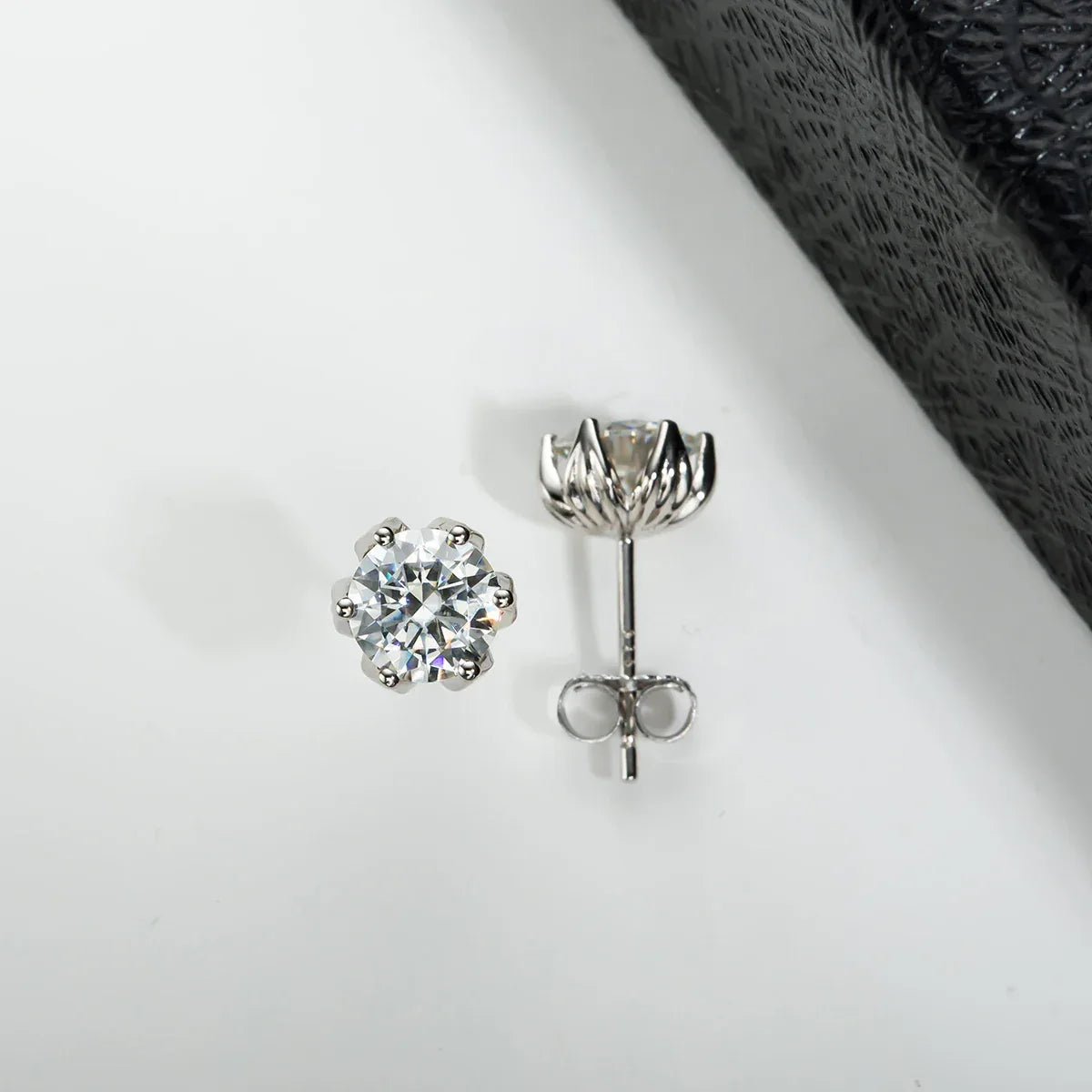 Sacred Bloom – Lotus Moissanite Ohrstecker in 925 Sterling Silber - Alyrah Jewellery
