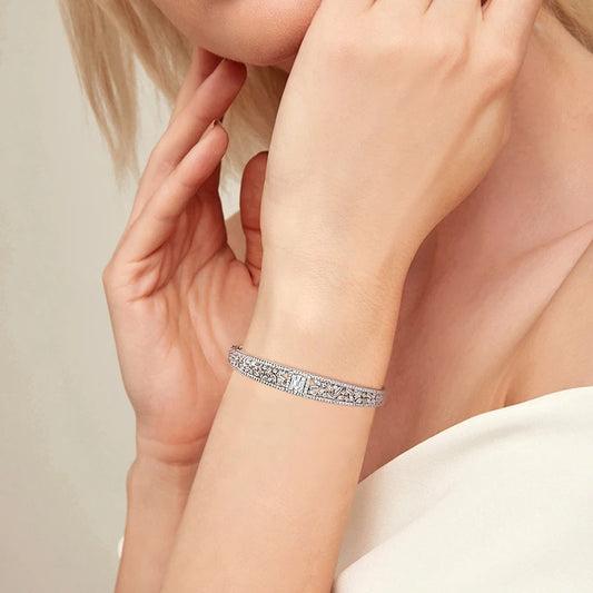 Radiant Bloom –  Eleganter hohler Blumen-Armreif