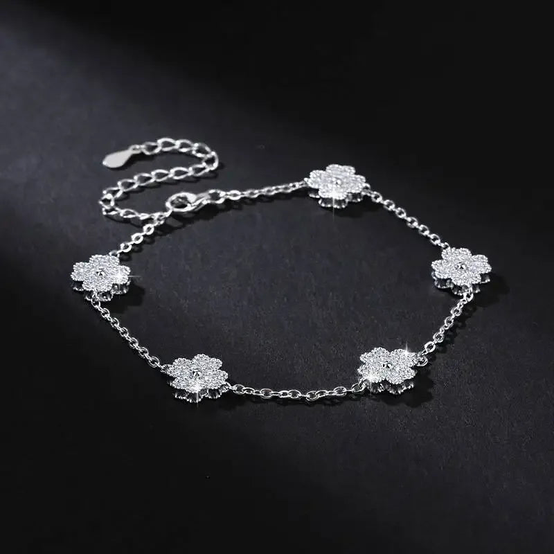 Glanzender Glücksklee – Sterlingsilber Moissanite Armband für Damen, Vierblättriger Klee, Feiner Schmuck - Alyrah Jewellery