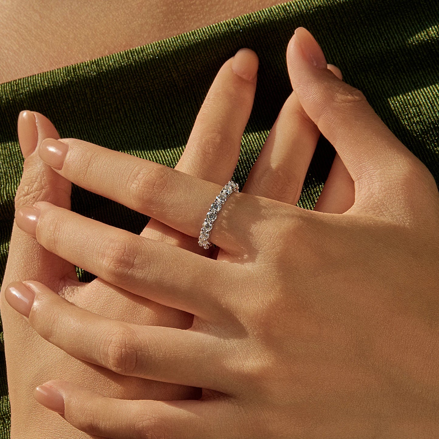 Dazzling Round – Moissanit Stackable Ring