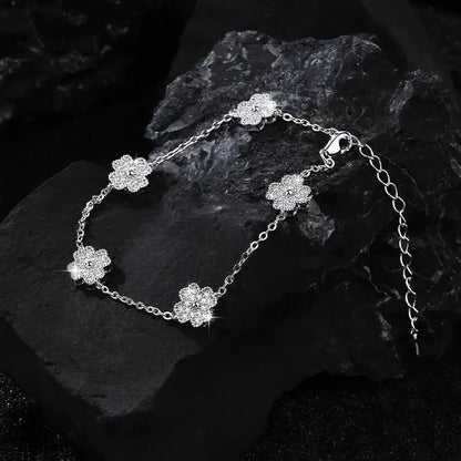 Glanzender Glücksklee – Sterlingsilber Moissanite Armband für Damen, Vierblättriger Klee, Feiner Schmuck - Alyrah Jewellery