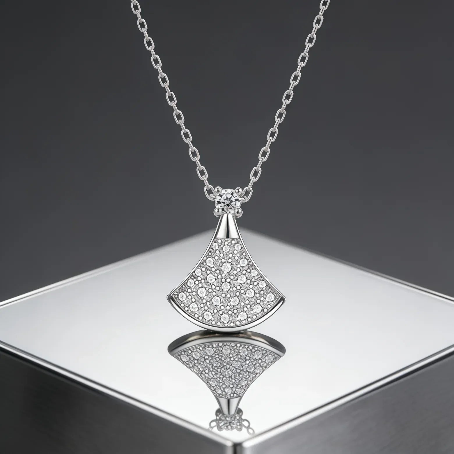 Lichtspiel – Fächerförmige Moissanite Halskette aus Sterling Silber, Elegante Damen-Kollierkette für Luxus und Stil - Alyrah Jewellery
