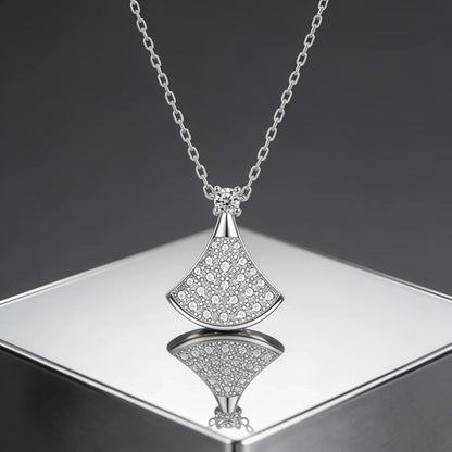 Lichtspiel – Fächerförmige Moissanite Halskette aus Sterling Silber, Elegante Damen-Kollierkette für Luxus und Stil - Alyrah Jewellery