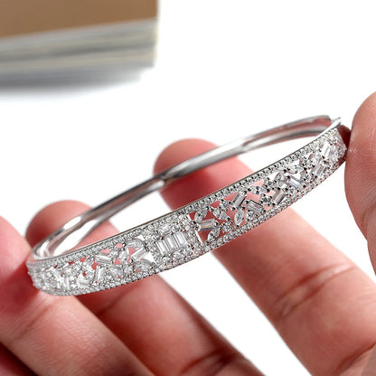 Radiant Bloom – Elegant hollow flower bangle