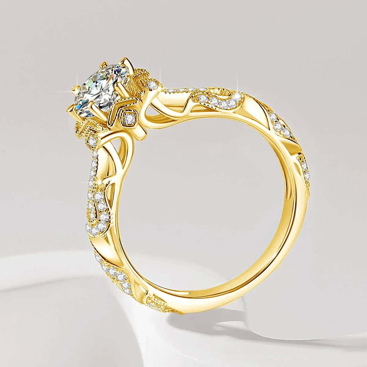Golden Radiance – 1ct Moissanite Damenring aus 925 Sterling Silber, 18K vergoldet - Alyrah Jewellery