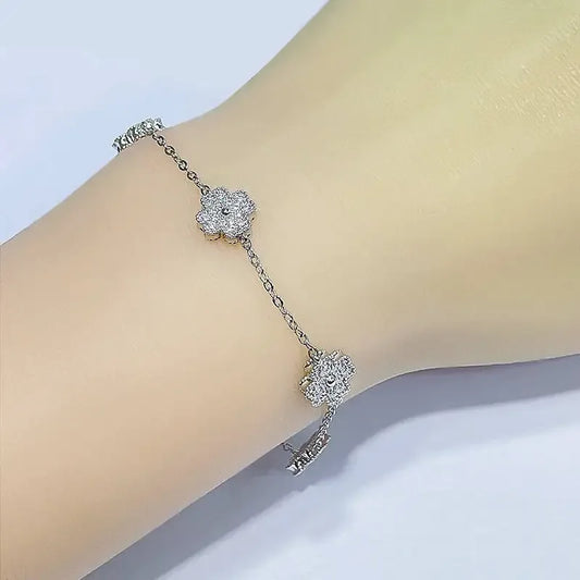Glanzender Glücksklee – Sterlingsilber Moissanite Armband für Damen, Vierblättriger Klee, Feiner Schmuck - Alyrah Jewellery