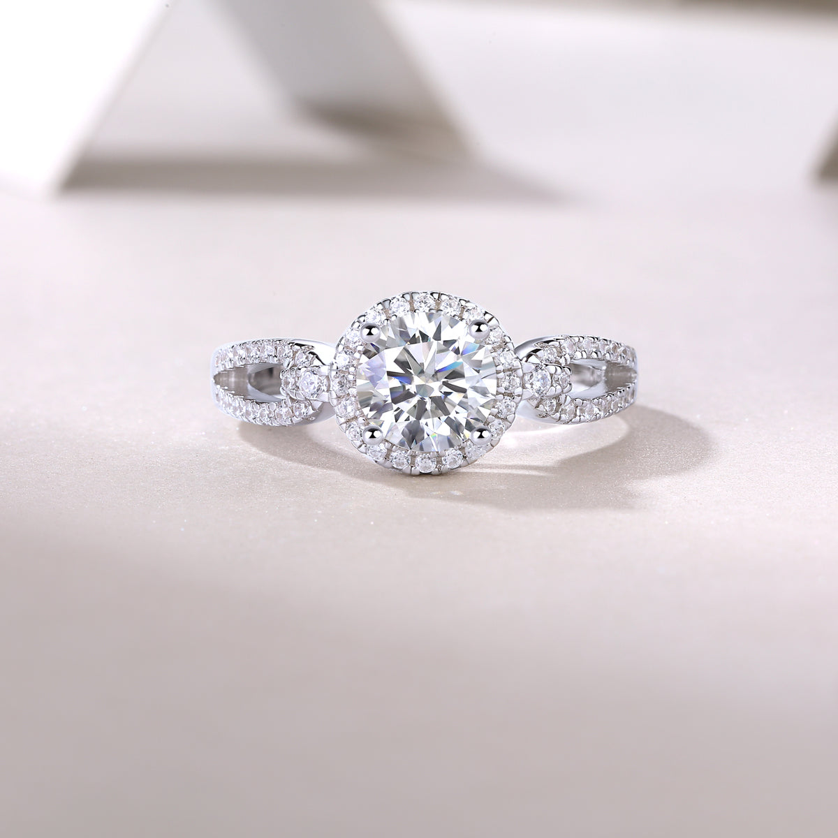 Conosci il tuo cuore: elegante anello nuziale con moissanite