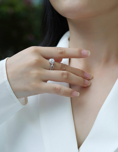Conosci il tuo cuore: elegante anello nuziale con moissanite