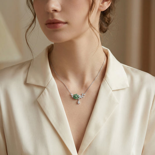 Smaragdzauber - Collana in argento 925 con fiore di giada e farfalla