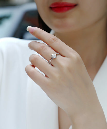 Rose – Elegant egg-shaped moissanite wedding ring