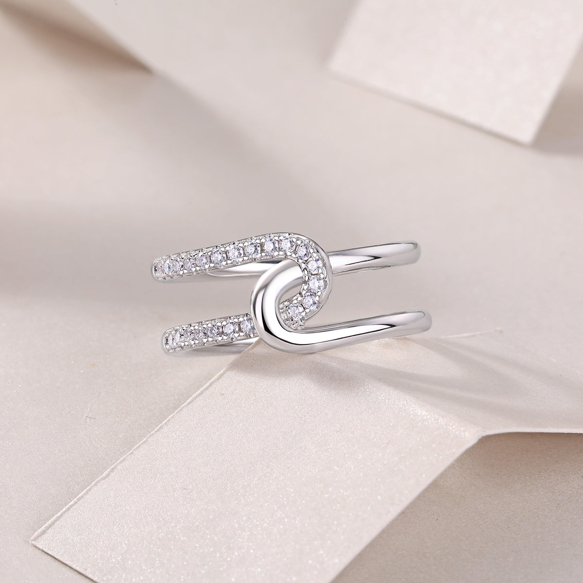 Interlocking – Eleganter Trauring mit hochwertigem Moissanit
