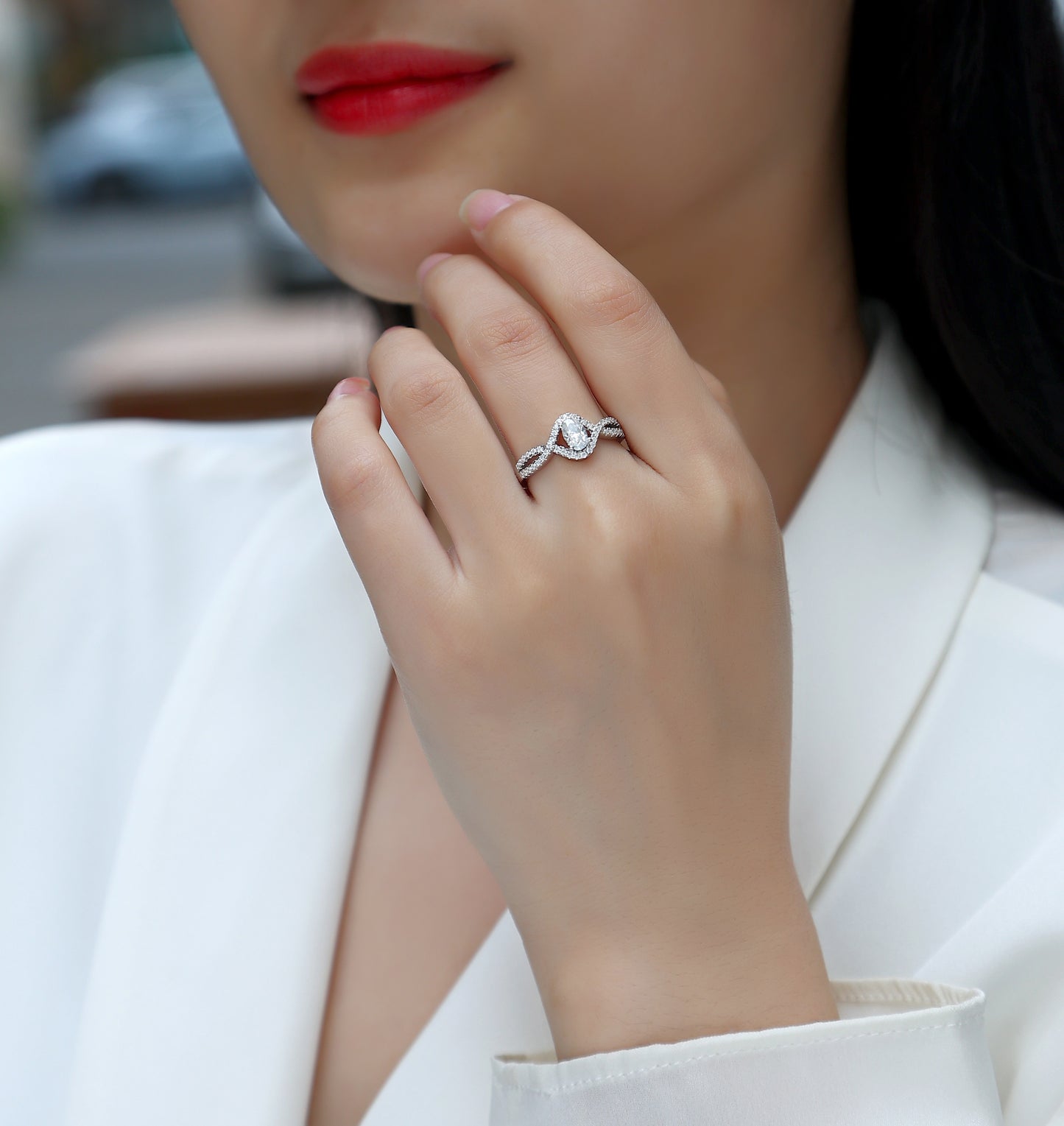 Alice in Wonderland – Elegant Moissanite Wedding Ring