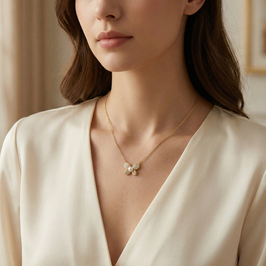 Farfalla scintillante – Collana in argento 925 con perla e ali luccicanti