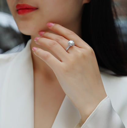 Life Theater – Elegant moissanite wedding ring
