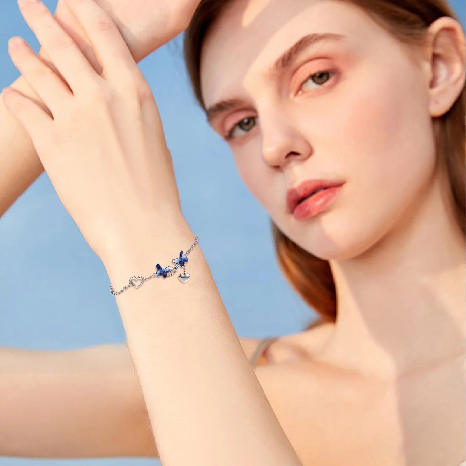 Mira Glow - Schmetterlingsarmband mit blauer Cubic Zirkonia - Alyrah Jewellery